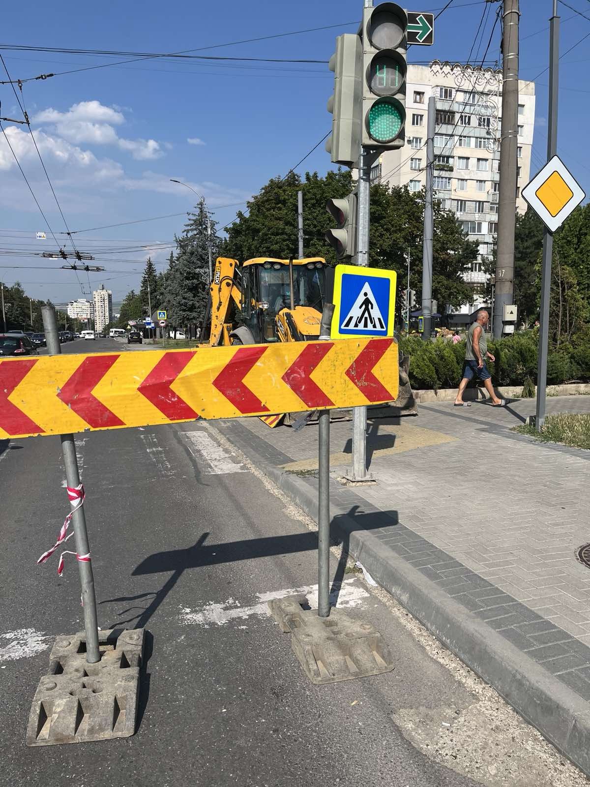 S.A. „Apă-Canal Chișinău”: Avarie la o conductă magistrală pe bd. Traian. Incidentul privind persoana căzută în șanț nu are legătură cu lucrările întreprinderii
