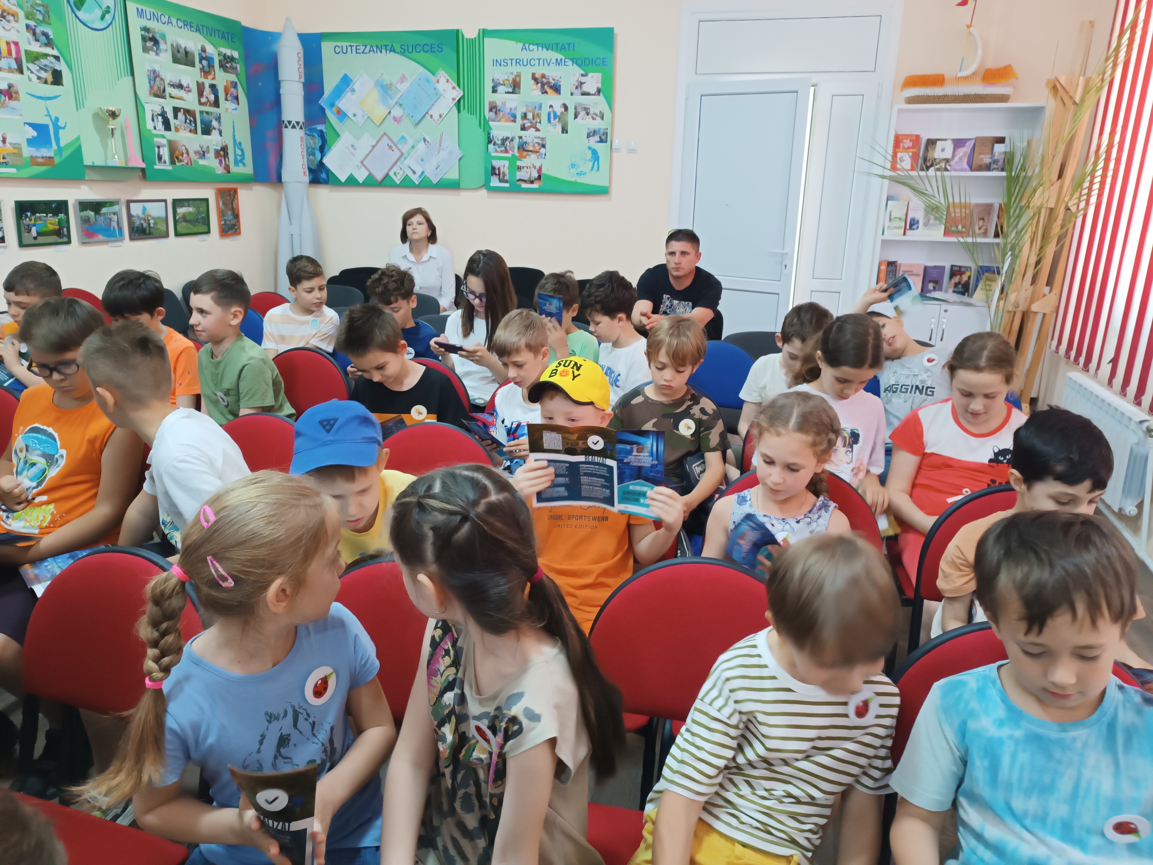 Sesiune educativă pentru copii de la tabăra de vară: „Învinge poluarea cu plastic!”